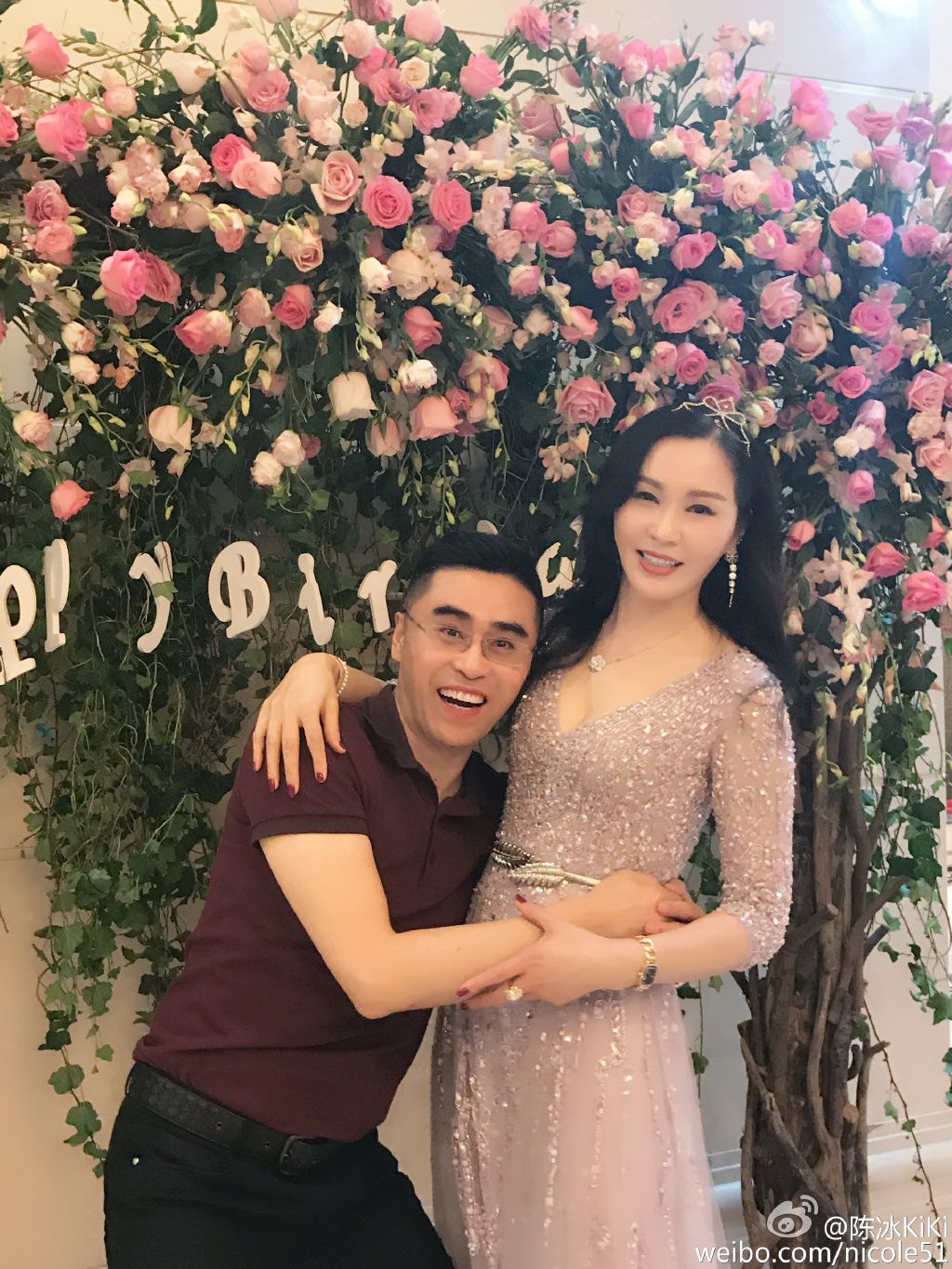 参加好声音成名,富商爹身价30亿,50岁妈跟她像姐妹