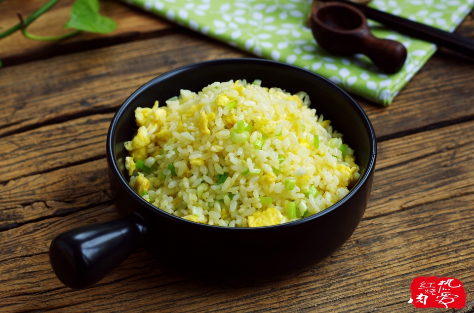 蛋炒饭到底是先放葱还是后放葱?炒了几十年都放错了