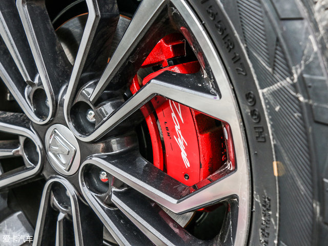 并且装配了landsail品牌trailblazerclv2系列轮胎,规格为235/55 r17