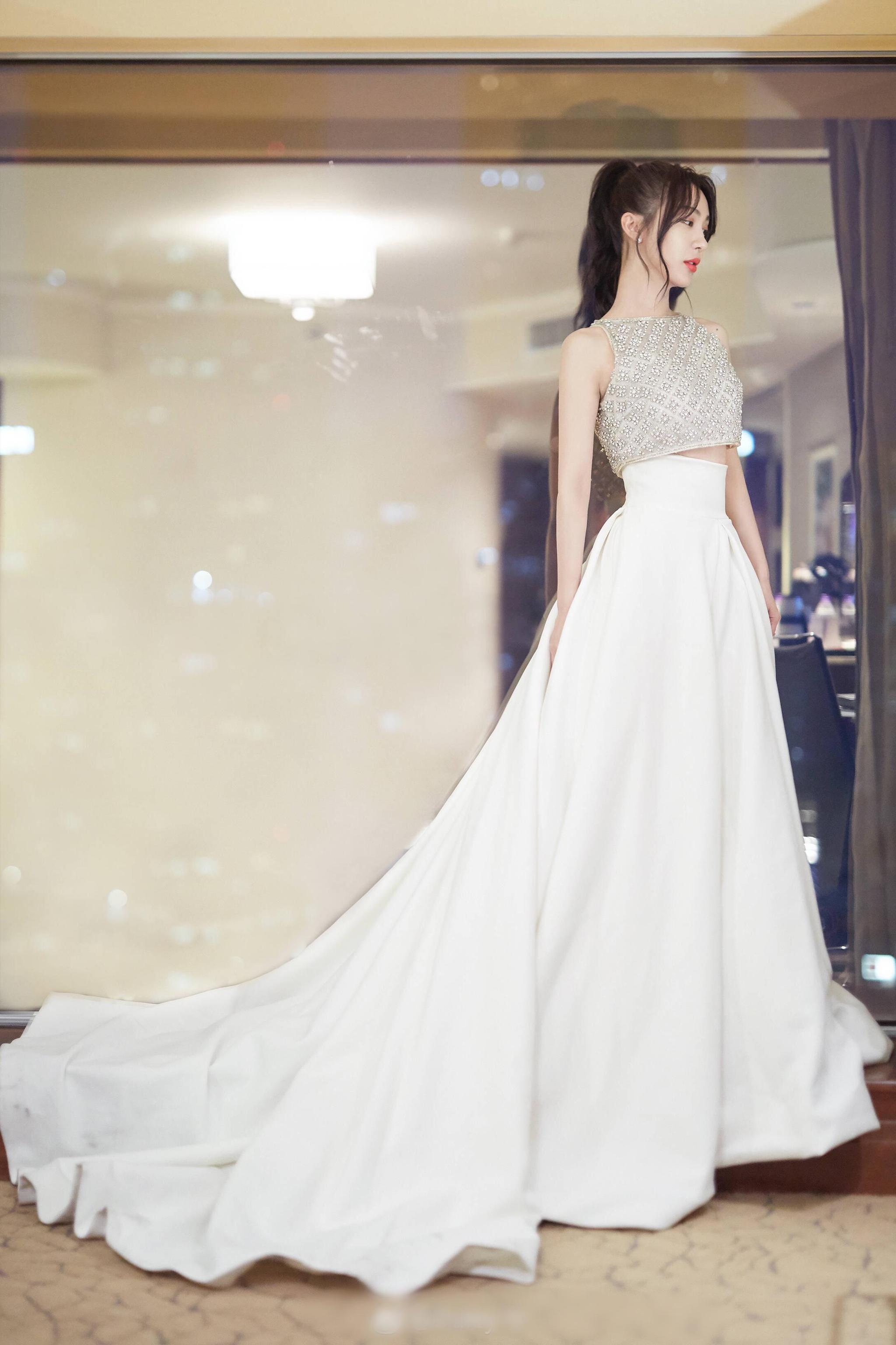 李菲儿穿两截式钻饰礼服高挑优雅女人梦寐以求身材