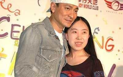 你还记得那个追刘德华, 逼父亲卖血卖肾的人吗?
