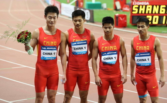 我们终于等到了！中国男子4X100米战胜美国队夺冠。