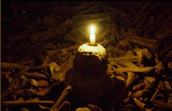 燃着一盏诡异的长明灯,这盏长明灯自始皇帝下葬的那一天点燃,一直燃烧