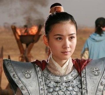 本来洪锦该被砍头,突然来了个叫月合老人的神仙,说洪锦和龙吉公主有