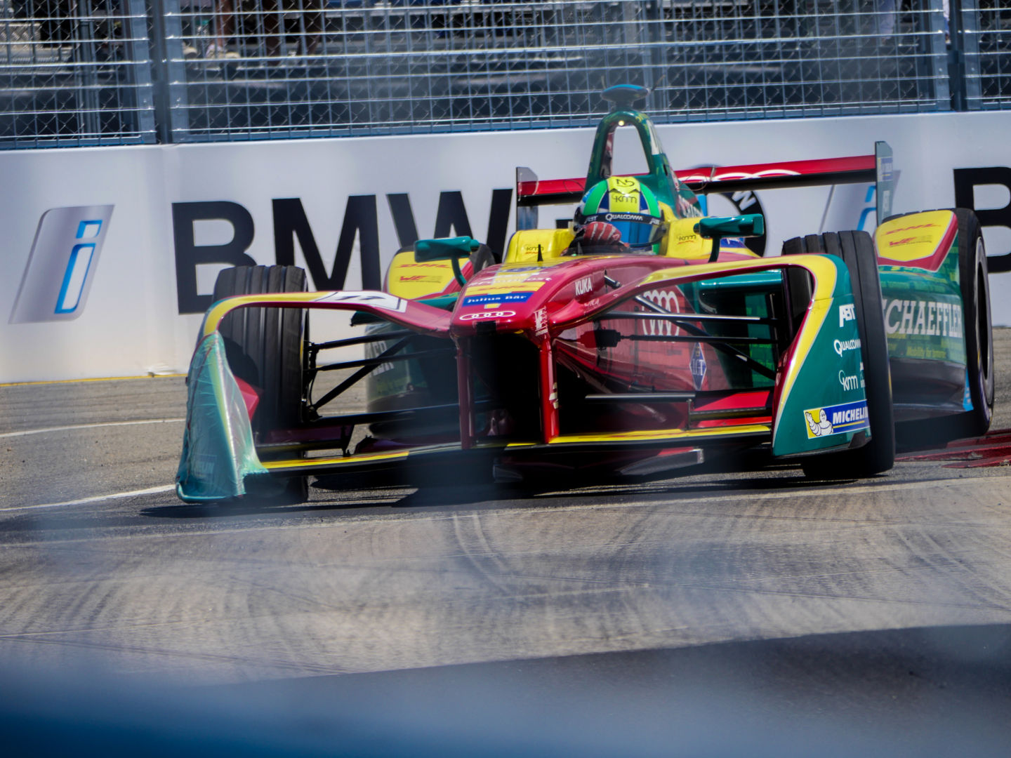 和很多赛车比赛不同,formula e比赛没有选择正式的赛道,而是将正常的