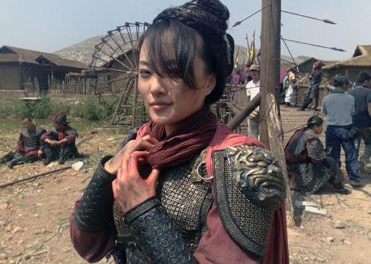 水浒传中他武艺高强,兵器都有五十斤,却被女儿毒死