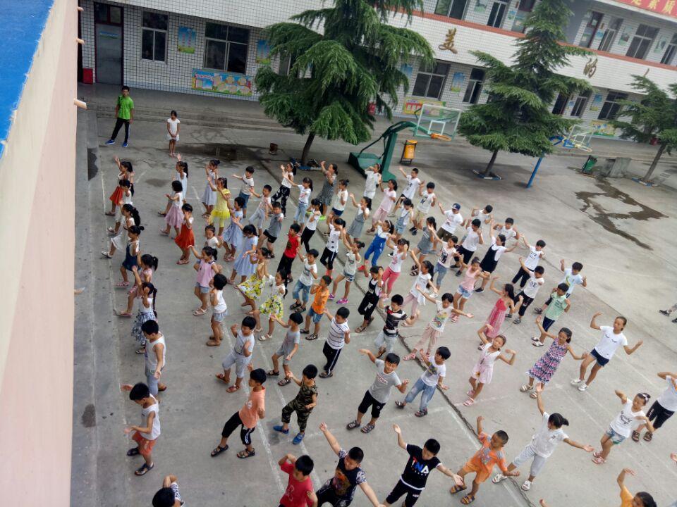 蒋村小学第三届"向阳杯"趣味运动会开幕__财经头条