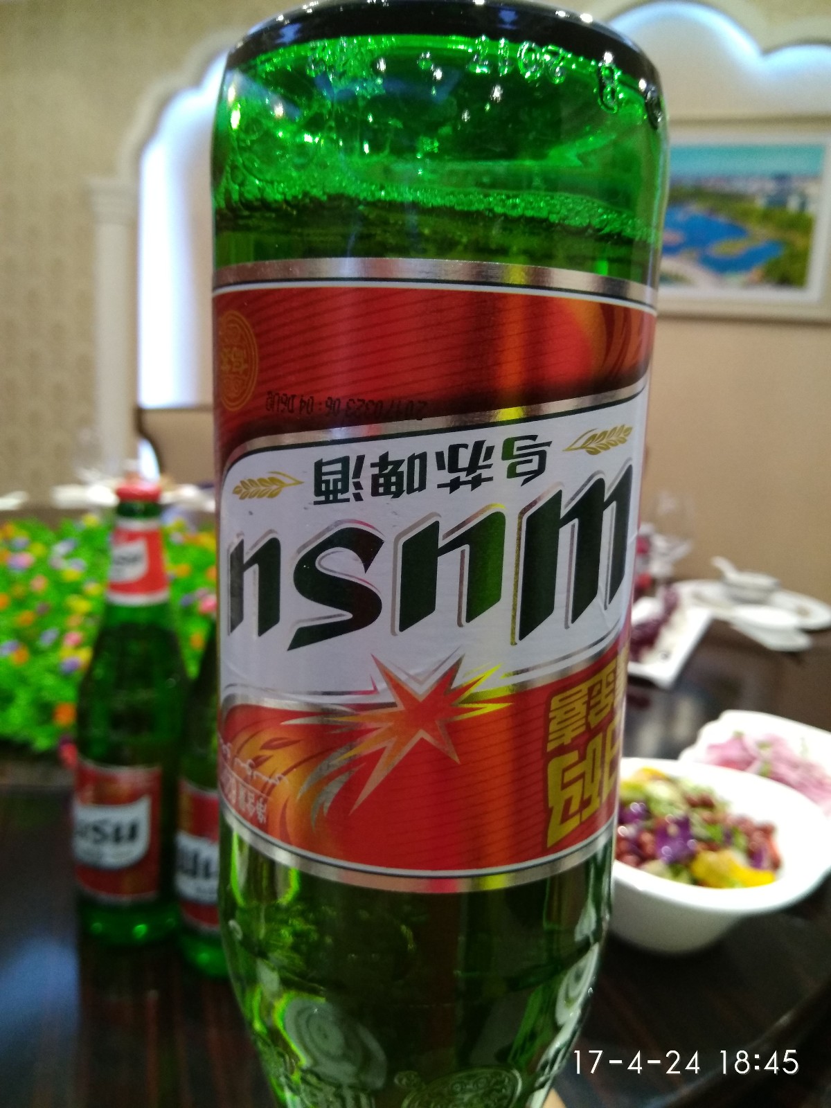 被当地亲情的成为"夺命大乌苏","大绿棒子","新疆口服液"把啤酒倒着