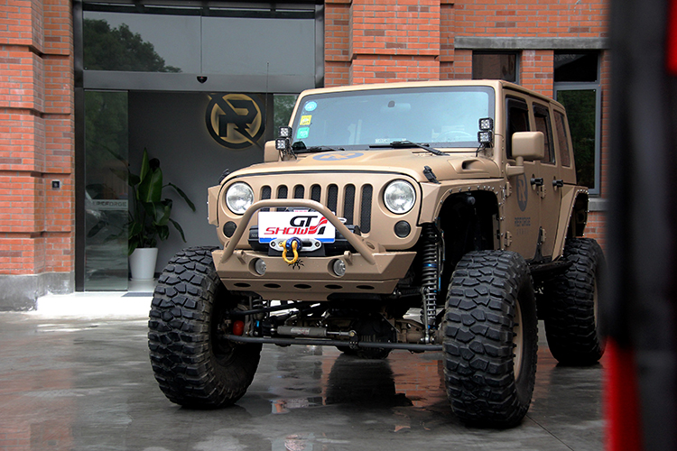 通常,越野玩家都会选择改装灯光来适应野外的环境.