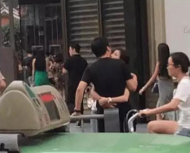 不顾父亲反对和王思聪恋爱, 遭抛弃后剪短发憔悴无比