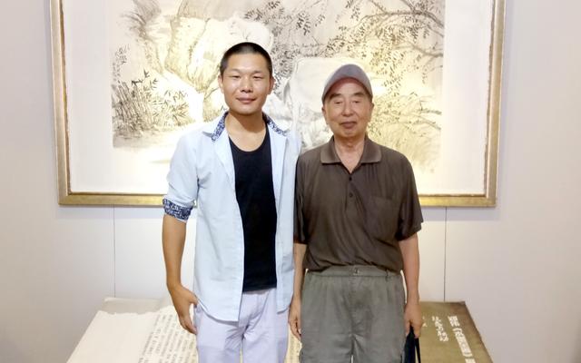 郑伟与乔延新馆长在展览现场 郑伟与美女画家王瑜在展览现场天津