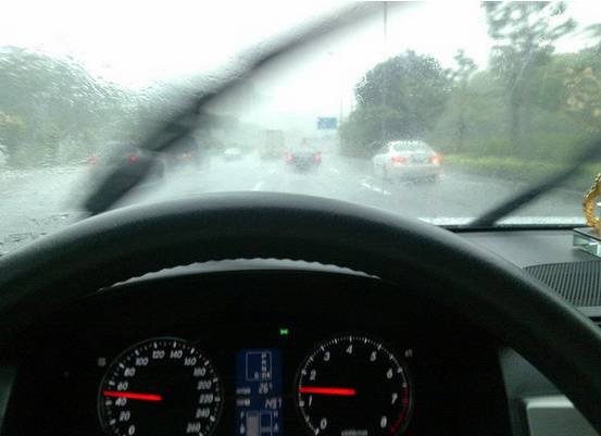 下大雨忘了这8个孔毁车只是分分钟的事