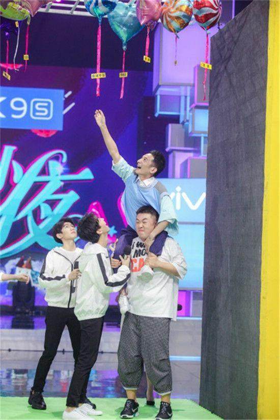 TFboys化身欧洲女仆,粉丝感叹漂亮,专家:低俗!