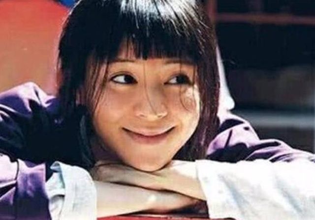 她曾与赵薇平起平坐,却因踩了范冰冰一脚,被雪藏8年