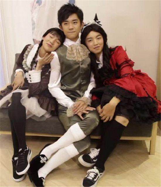 TFboys化身欧洲女仆,粉丝感叹漂亮,专家:低俗!