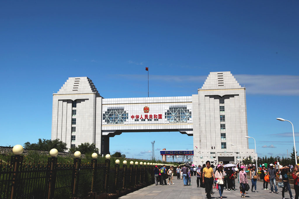 中国陆路口岸最大的国门 庄严的满洲里国门