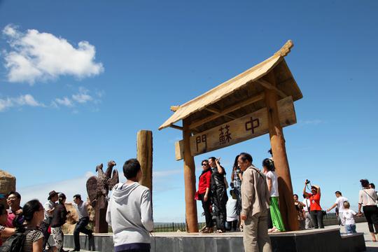 中国陆路口岸最大的国门 庄严的满洲里国门|国门|满洲里|口岸_新浪新闻