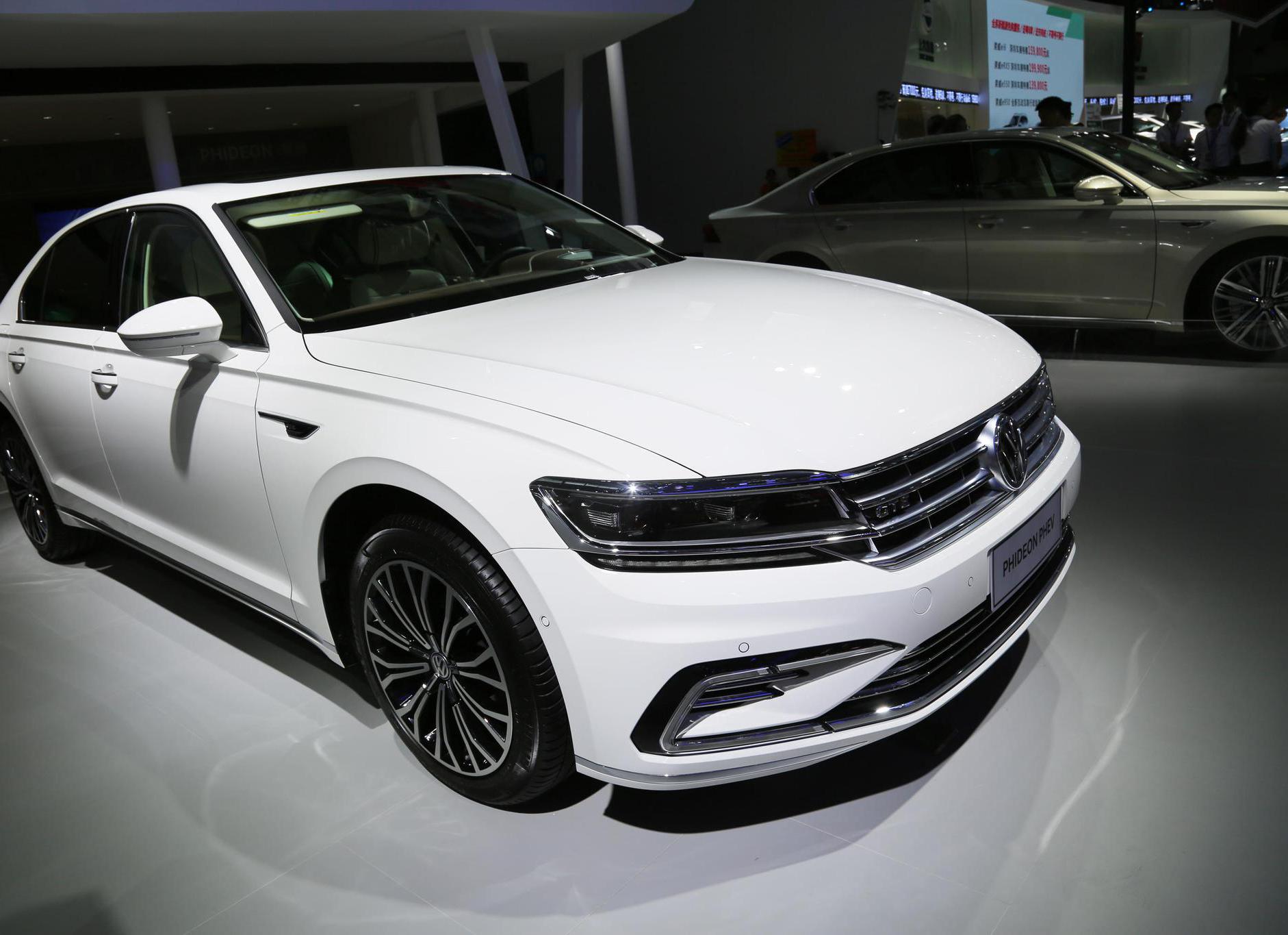 新能源车实拍:大众辉昂混动版,思铂睿 锐·混动,名爵6 混动版!