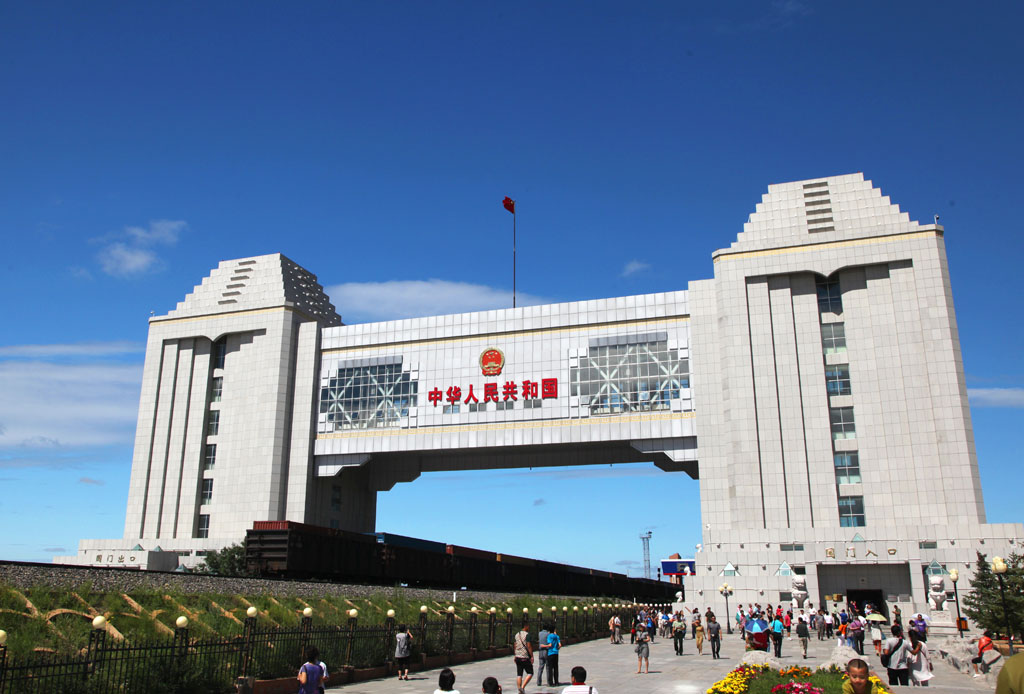 中国陆路口岸最大的国门 庄严的满洲里国门|国门|满洲里|口岸_新浪新闻