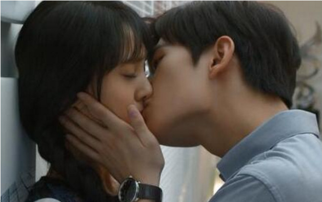 郑爽评论她和杨洋《微微一笑很倾城》接吻的照片