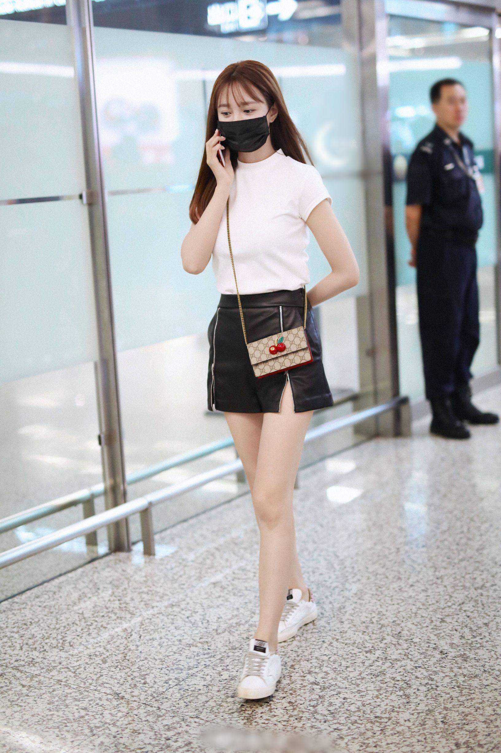 沈梦辰这热裤穿得太大胆,一走路大腿根都露出来了