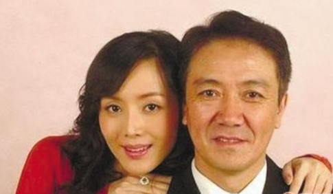 李云龙扮演者，50岁才走红，转身抛弃20年发妻