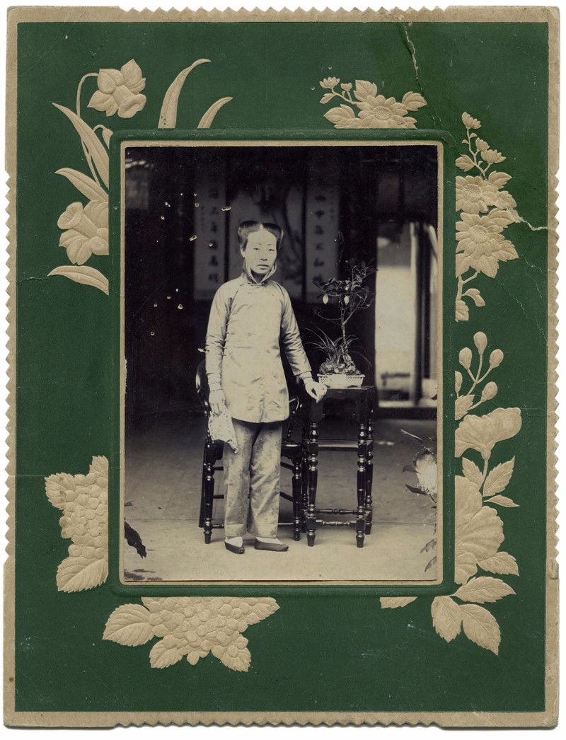 民国早期小脚女子客厅留影.