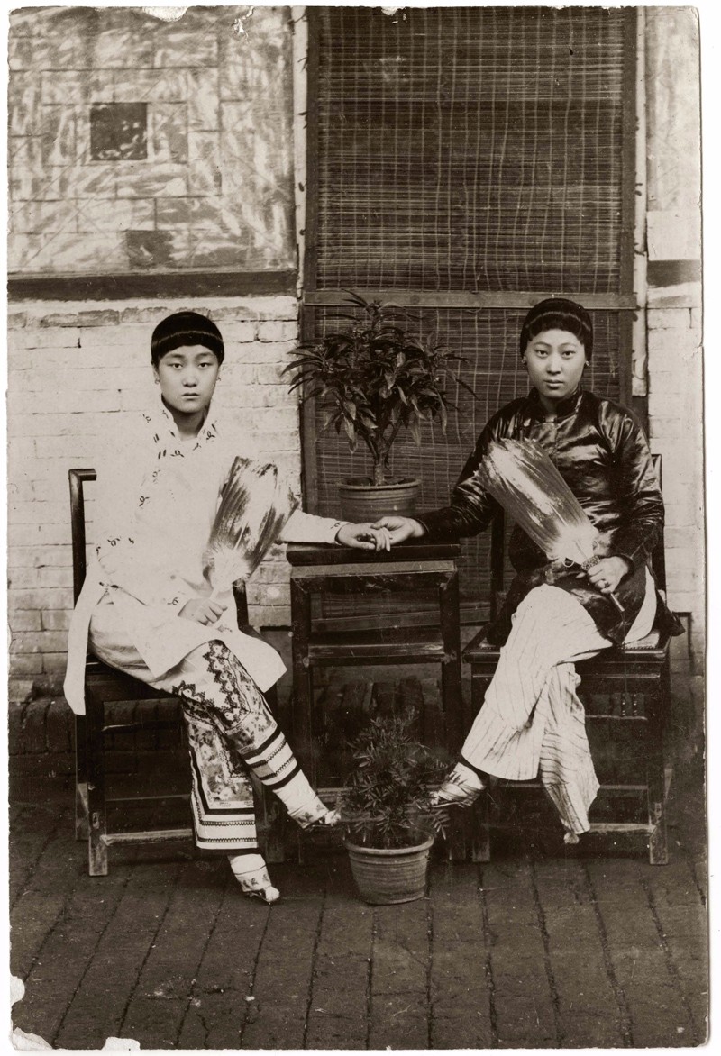 民国早期小脚女子客厅留影.