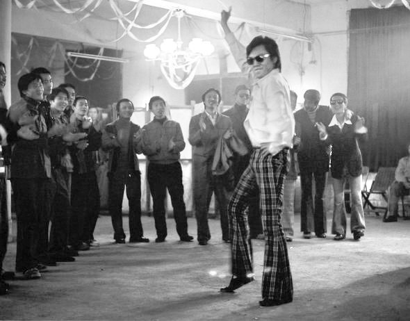 蛤蟆镜 喇叭裤:重回80年代的娱乐圈时尚!