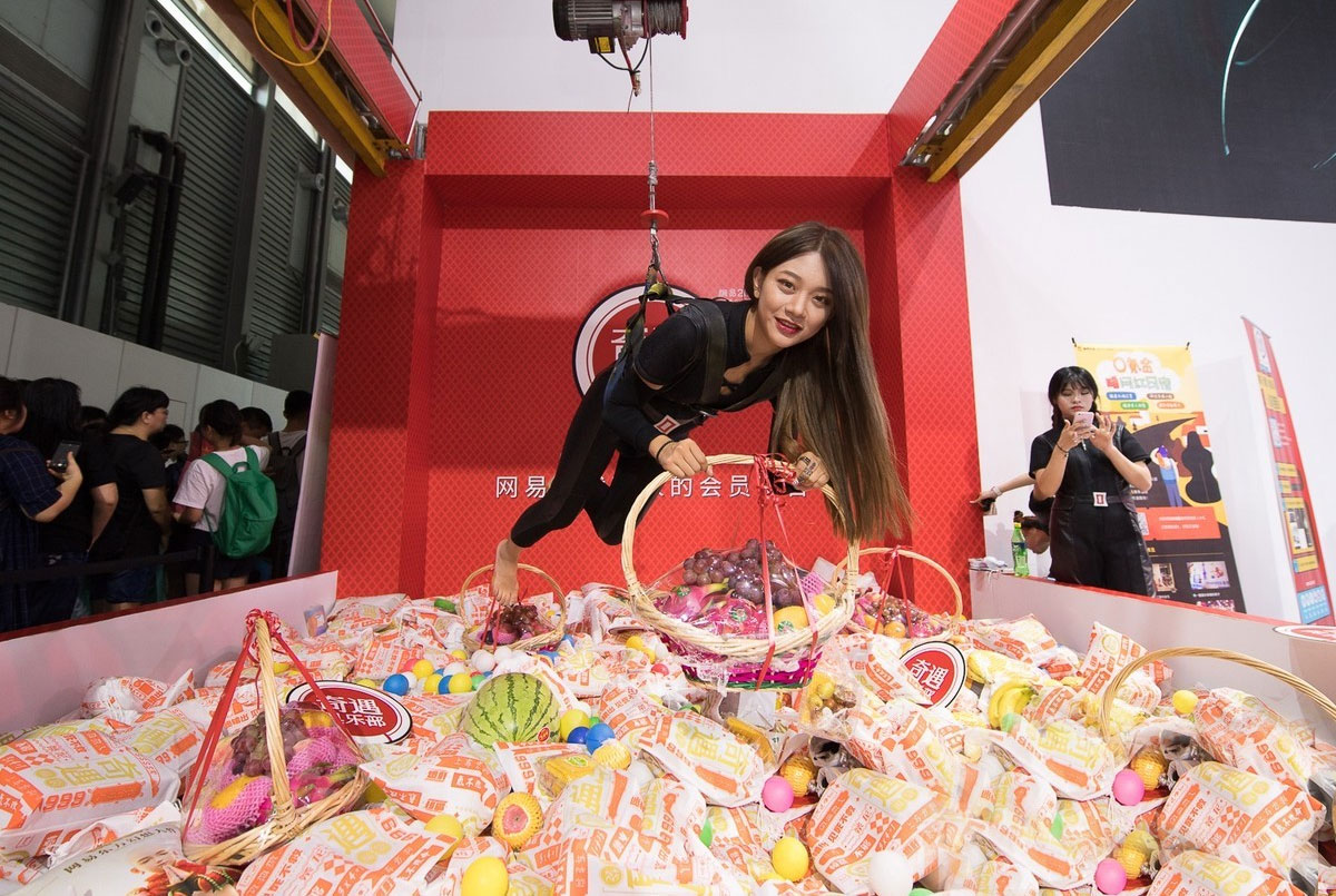 玩出新高度 cj展台出现真人版抓娃娃机