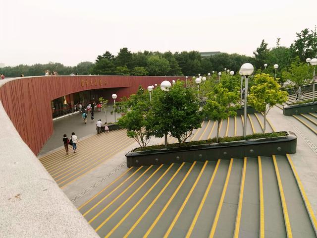 国家大剧院的入口台阶为什么朝下?