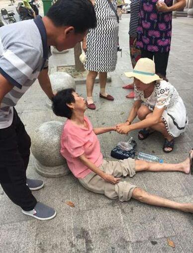 等待领证时遇路人中暑晕倒,准夫妻瞬间作出暖心决定