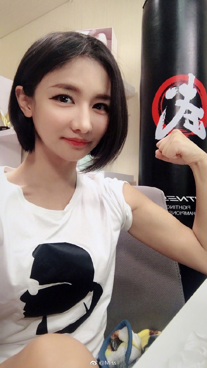 lol主播miss晒红唇,网友说王者荣耀程咬金烈焰红唇