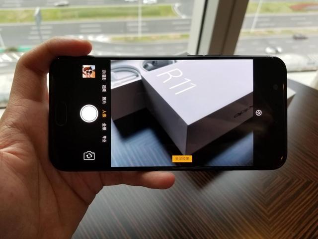 作为oppo的最新旗舰手机,r11不仅在拍照方面独领风骚,而且做工和设计