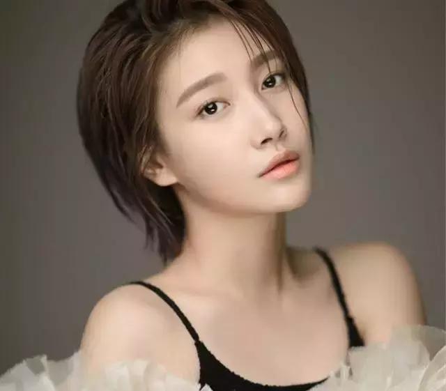 热播剧中恋大叔,啜妮能复制关晓彤的成名路径吗?