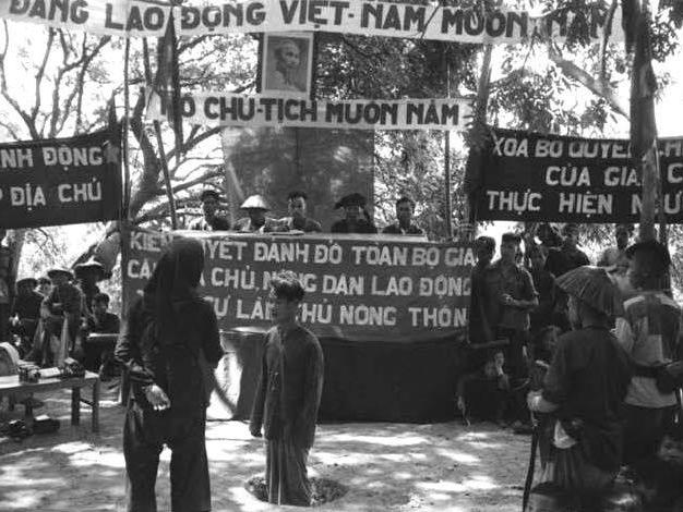 实拍1950年代越南土改斗地主,批斗结束后就地