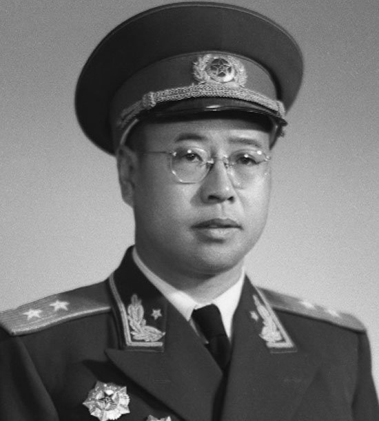 三次大难不死的开国中将,死后跟一位少将埋在了一起