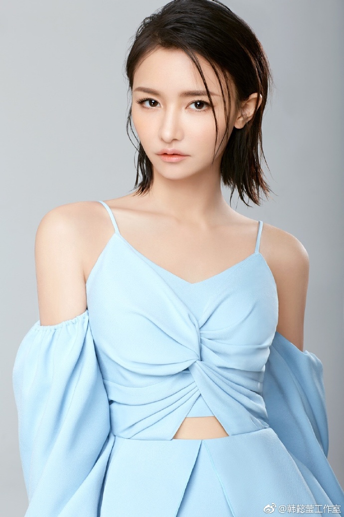 lol主播miss晒红唇,网友说王者荣耀程咬金烈焰红唇