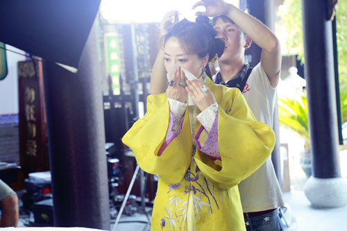 陈紫函出演《夜天子》 片场搞怪卖萌心情好