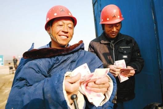 农民打工挣钱不比白领少,但还不够用,村民说的在理