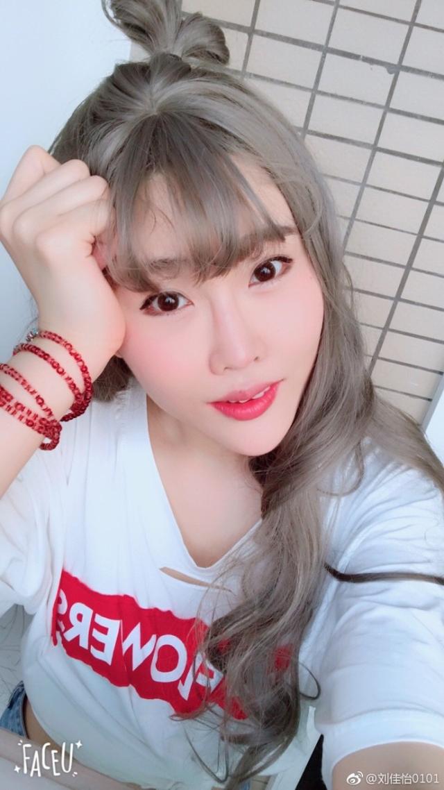 女主播刘佳怡晒了3张美照 男粉丝大呼阿怡好可爱