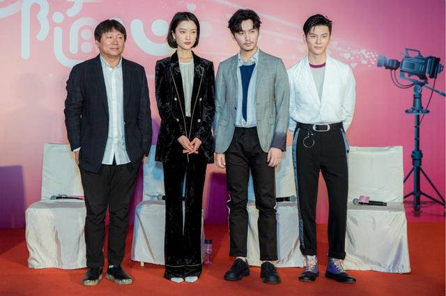 当大家都坐着的时候,还是可以看出陈晓比身旁的杜鹃要高那么一点