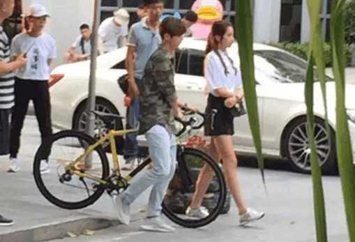 鹿晗关晓彤舌吻了,网友扒出关中学男友,鹿不羁