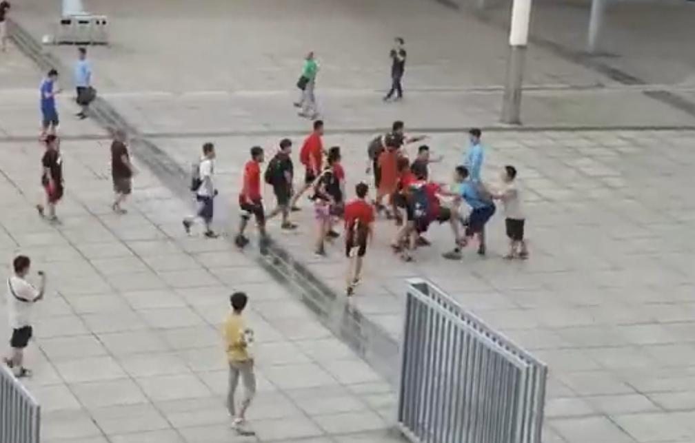 中超保级大战现火爆冲突,苏宁建业球迷场外打架