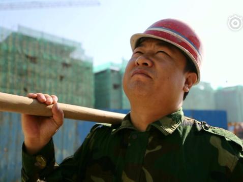 晨晨想等我长大了一定会光明正大的走进去,十年后,晨晨扛着铁锹光明