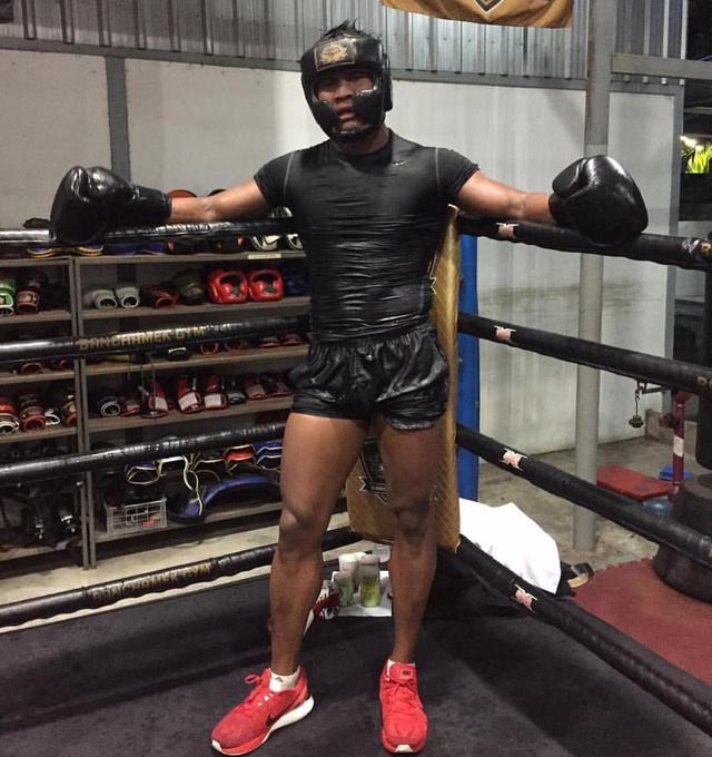 播求晒肌肉照向一龙示威,只有他的身材媲美李小龙?