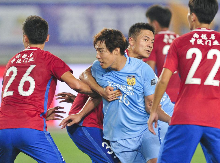 中超保级大战现火爆冲突,苏宁建业球迷场外打架