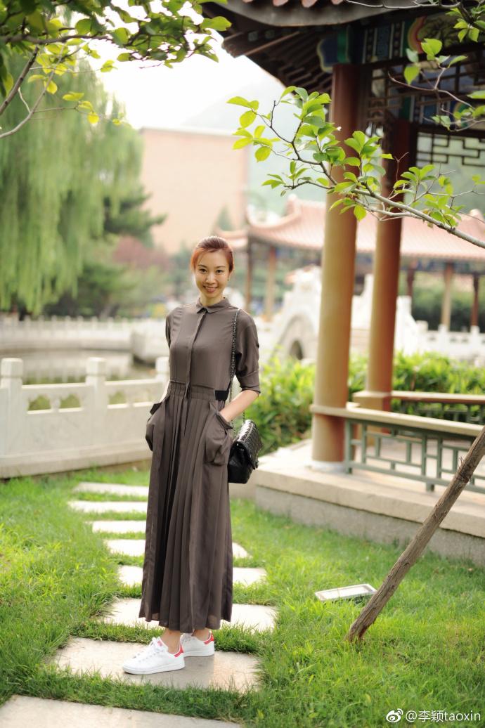 作为解说一姐,李颖自然是中国女排,郎平,朱婷等人的拥趸,而且对这支