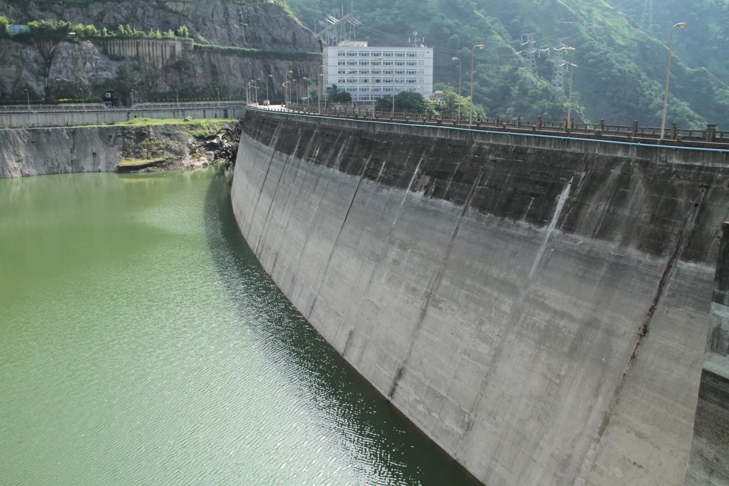二滩水电站拥有世界第三,中国第一高的双曲拱坝,亚洲最大的地下厂房