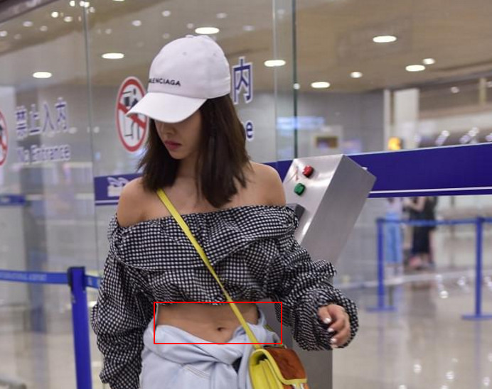 被人吐槽的不行了,这次的格子肚脐装,蔡依林坦荡荡的把自己的肚脐漏了